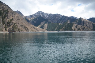 高山下的宁静湖泊