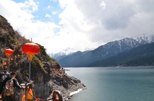 湖畔山景挂红灯笼赏景处