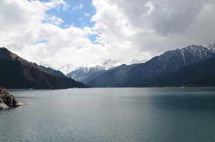 高山湖泊壮丽自然景观