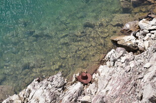 清澈水边的嶙峋岩石