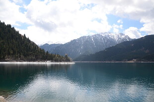 宁静山水间的秀丽湖泊