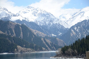 雪山湖泊壮丽自然景观