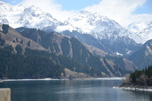 雪山下的静谧湖泊