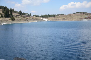 宁静蓝湖与远处山林景色