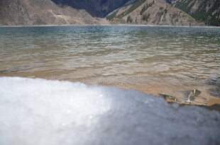 雪山下的清澈湖水