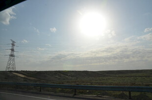 公路边的阳光与输电塔