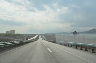 宽阔公路伸向远方