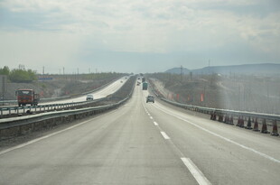 宽阔公路延伸向远方