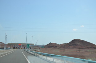 公路旁的开阔风景