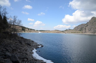湖畔风光 远山蓝天映碧水