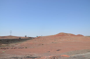 荒凉红土矿区景观