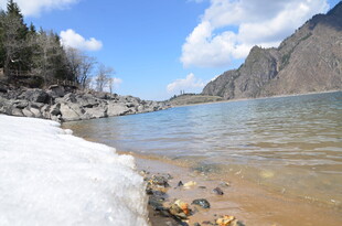 湖畔雪景 山水相映成趣
