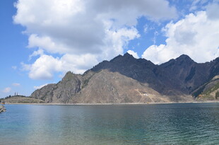 山水相依的美丽湖景