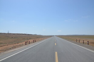 宽阔公路伸向远方