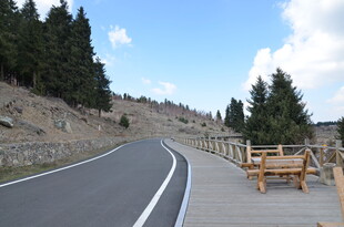 山间公路旁的休憩长椅