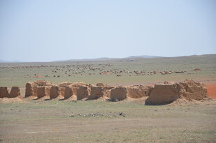 沙漠中的古老土堆遗迹