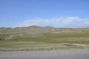 广袤草原边的开阔公路