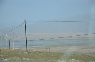 公路旁的电线杆与开阔风景