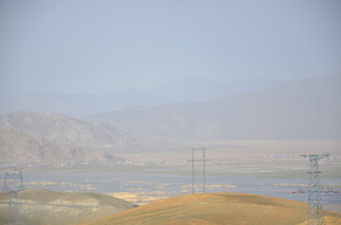 荒漠中的输电设施景观