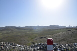 高原风光中的警示标识