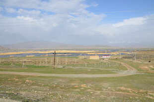 户外开阔风景 远处设施