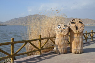 湖边可爱稻草人装饰景观