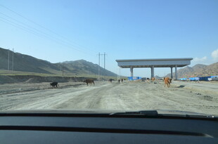 公路施工现场的开阔景象