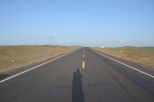 空旷公路上的孤独人影