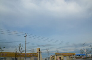 乡村天空下的简易建筑