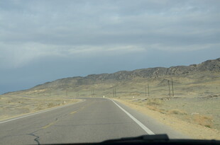 公路伸向远方的旷野风景