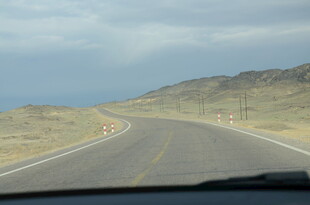 蜿蜒公路穿行于荒野