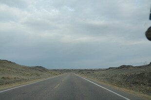 空旷公路延伸向远方