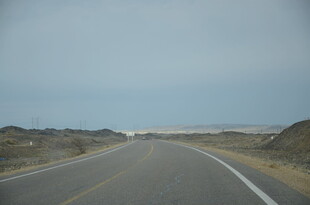 空旷公路延伸向远方