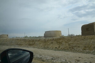 沙漠公路旁的神秘圆顶建筑