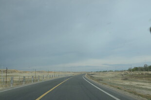 空旷公路延伸向远方