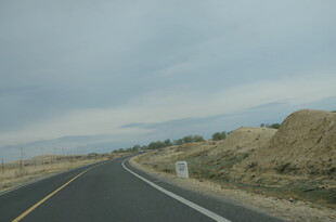 空旷公路延伸向远方