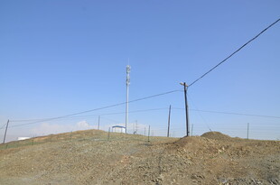 荒野中的电力设施