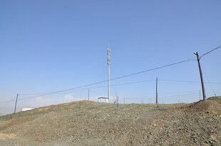 野外通信塔与围栏景观