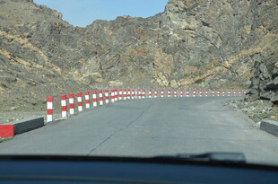 公路上的红白相间路障