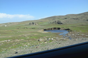 草原上的静谧小湖泊