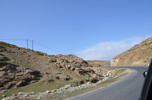 蜿蜒山间公路风景