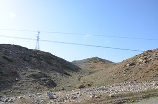 山间电线与输电塔景观