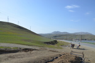 乡村旷野中的开阔道路
