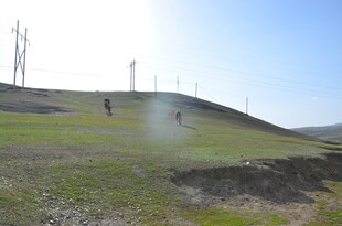 山坡上的电力设施与作业场景