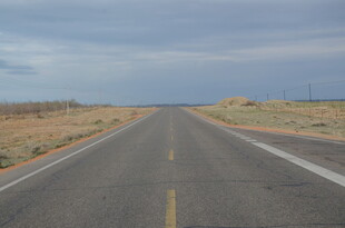 空旷公路伸向远方