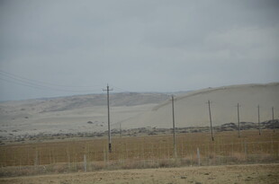 旷野中的电线杆