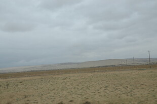 广袤荒原上的阴沉天空