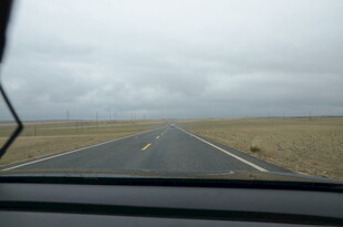 车内视角的开阔公路景象