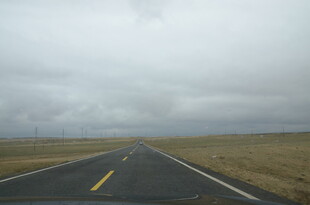 空旷公路延伸至远方