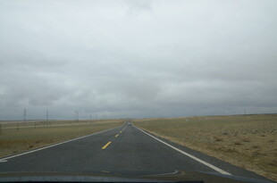 空旷公路延伸至远方